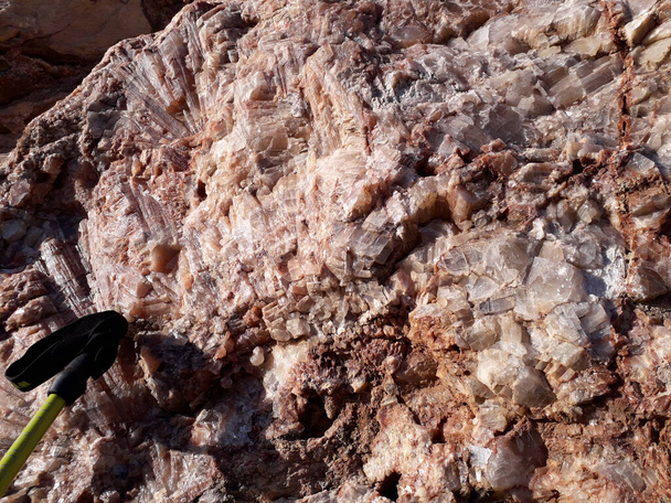 Μεγάλη κρυσταλλική προεξοχή ασβεστίτη στο όρος Υμηττός, Ελλάδα - Φωτογραφία, εικόνα