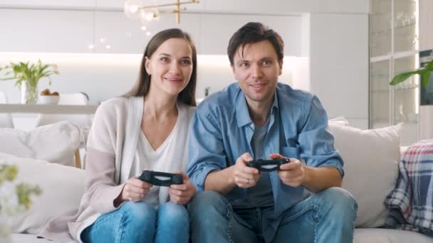 Ζευγάρι παίζει βιντεοπαιχνίδι στο σπίτι - Πλάνα, βίντεο