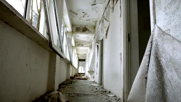 Marcher dans le couloir post-apocalyptique dévasté et vide - Séquence, vidéo