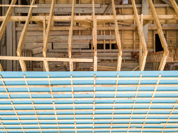 Antenni näkymä tiilitalo puinen katto runko rakenteilla. - Valokuva, kuva