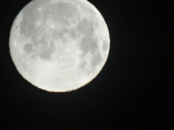 Луна на чёрном фоне - Фото, изображение
