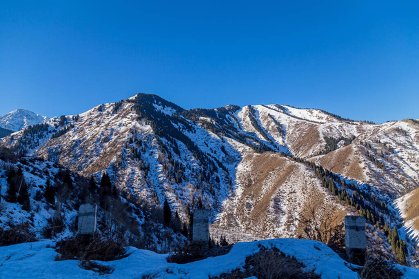 Invierno Valle de las montañas nevadas con sol en Ak Bulak, Almaty, Kazajstán, Asia - Foto, Imagen
