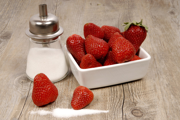 Erdbeeren mit Zucker - Foto, Bild