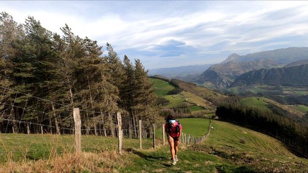 Ścieżka młodej kobiety biegającej w górach - Zdjęcie, obraz