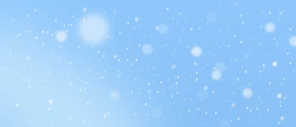 Weiches weiches weißes Bokeh gegen hellblaues. Schnee an einem schönen, sonnigen Wintertag. - Foto, Bild