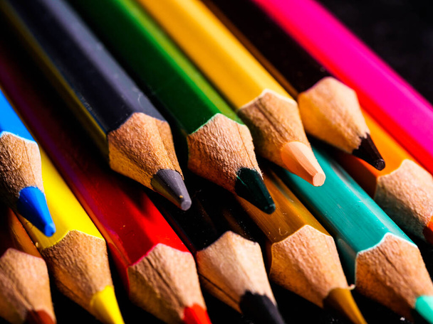 Цветные карандаши сзади. Закрыть макрос - Фото, изображение