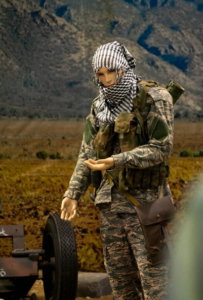 中東での過激派テロリストのマネキン。ISISの武装した軍隊の戦い. - 写真・画像