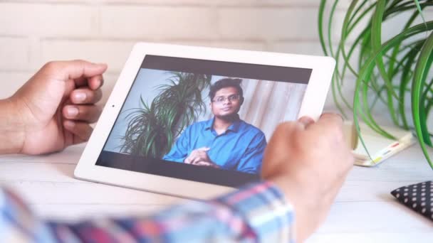obchodník držící digitální tablet diskutovat nápady ve videokonferenci  - Záběry, video