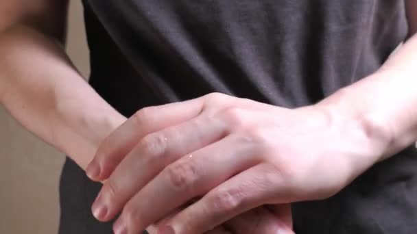 leczenie dezynfekcji rąk koronawirusem - Materiał filmowy, wideo