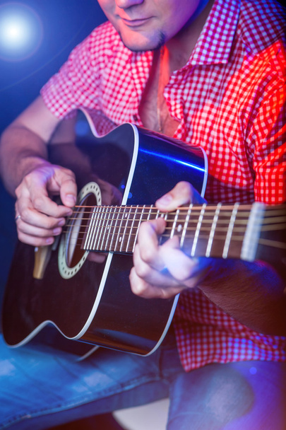 Мужчина-музыкант с акустической гитарой
 - Фото, изображение