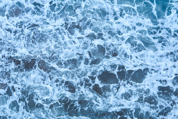 pozadí, textura - bouřlivé mořské vody s vlnami a pěnou - Fotografie, Obrázek