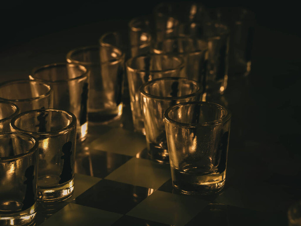 Tablero de ajedrez con vasos de chupito - Foto, imagen