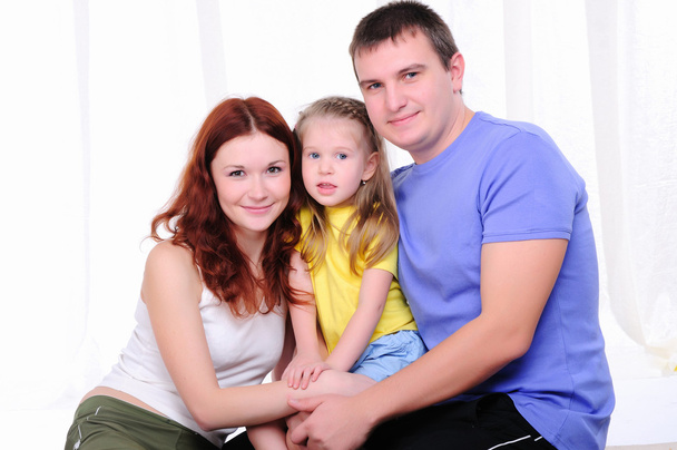 Мать, молодой отец и маленькая дочь
 - Фото, изображение