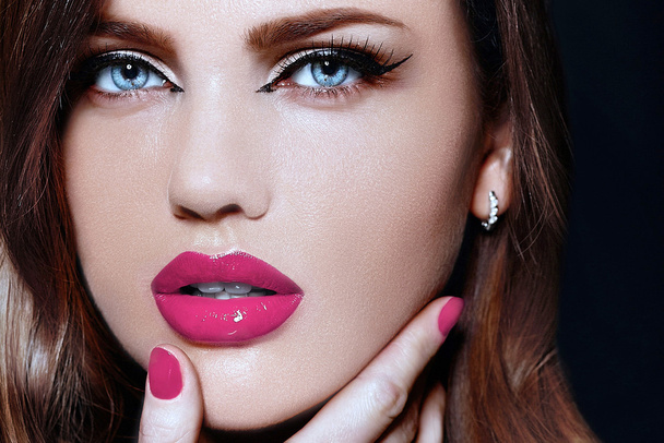 High fashion look.glamor closeup portrait of beautiful sexy stylish Caucasian young woman model with bright makeup, with pink natural lips, with perfect clean skin - Φωτογραφία, εικόνα
