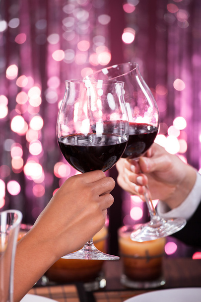 Couple Toasting Wineglasses In Restaurant - Foto, immagini
