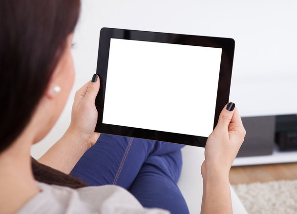 Mujer joven usando tableta en casa - Foto, Imagen