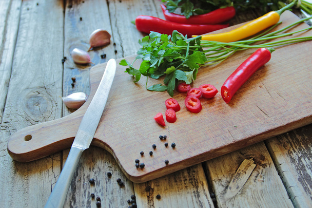 čerstvé koření bylin a zeleniny na kuchyňské desce - Fotografie, Obrázek