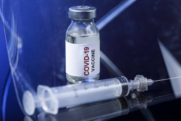 coronavirusvaccin in glazen injectieflacon  - Foto, afbeelding