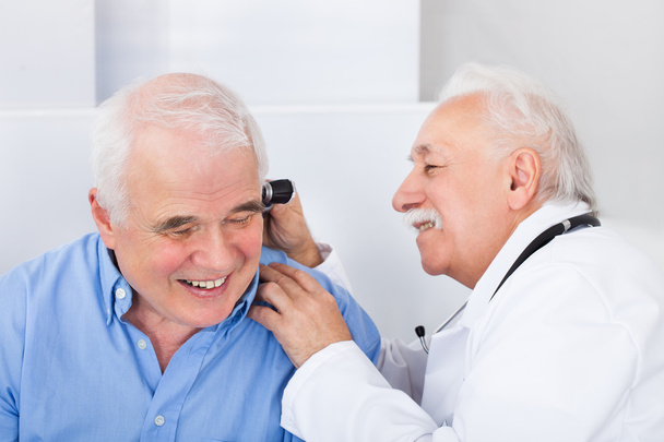 Doctor Examining Senior Man's Ear With Otoscope - Fotoğraf, Görsel