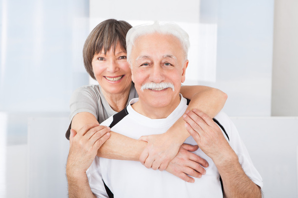 starší pár objímat v tělocvičně - Fotografie, Obrázek