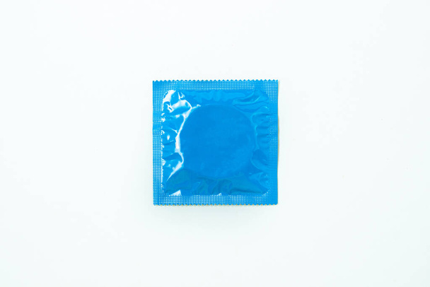 Beyaz arka planda prezervatif. Korunan seks. İstenmeyen hamileliğe karşı koruma - Fotoğraf, Görsel