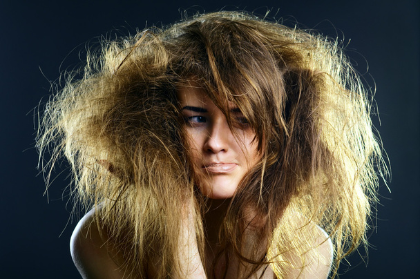 Ritratto della ragazza con un hairdress pazzo
 - Foto, immagini