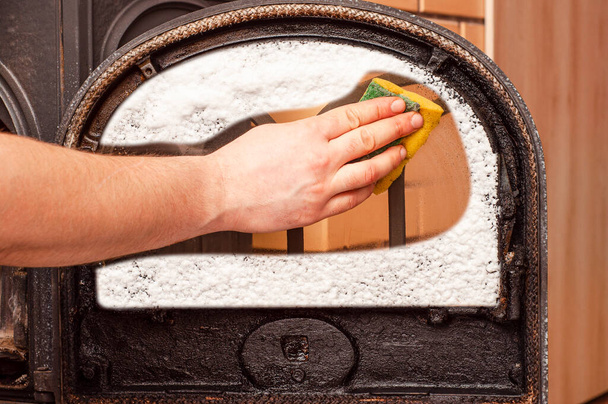 Иллюстративный пример действия моющего средства после ополаскивания на дверь камина - Фото, изображение