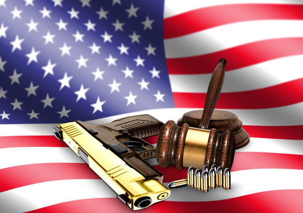 Hammer und Handfeuerwaffe mit amerikanischer Flagge - Foto, Bild