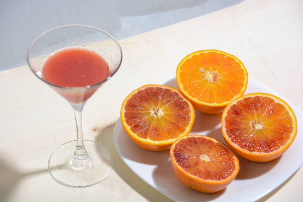 Le arance siciliane chiamate "sanguinella" perché sono rosse e hanno succo simile al sangue, molto ricche di vitamina C, originali solo dalla Sicilia un succo di salute - Foto, immagini