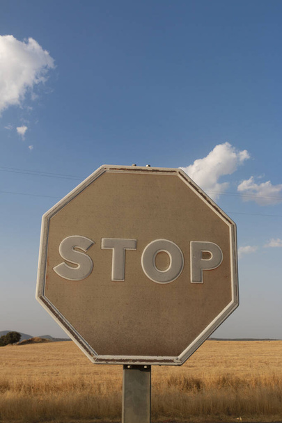 Vanha stop-merkki haalistunut auringon tiellä Etelä-Espanjassa - Valokuva, kuva