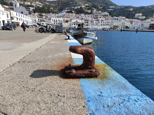Borne d'amarrage rouillée et ancienne sur le port de Palamos (Catalogne) - Photo, image