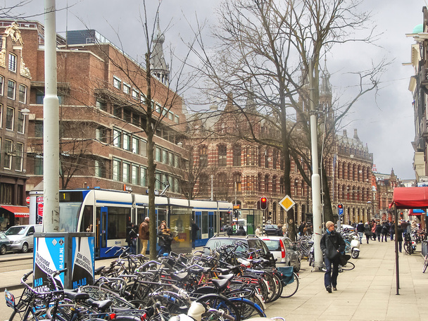 La gente en las calles de Amsterdam. Países Bajos
  - Foto, Imagen