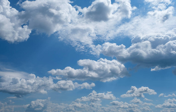 Puszyste chmury w błękitnym niebie słoneczny dzień cumulus krajobraz biały piękna chmura - Zdjęcie, obraz