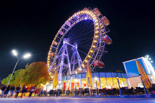 Prater Ferris Wheel στη Βιέννη (Αυστρία) τη νύχτα - Φωτογραφία, εικόνα