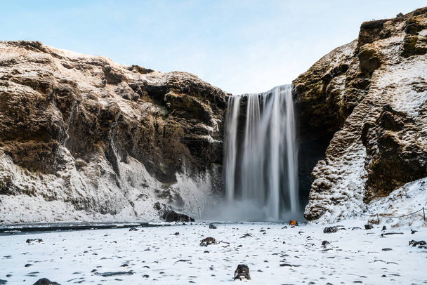 La famosa cascada de Skogafoss en el invierno al amanecer. Uno de los lugares más populares de Islandia - Foto, Imagen