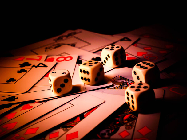 Dados y cartas de juego, fondo negro - Foto, Imagen