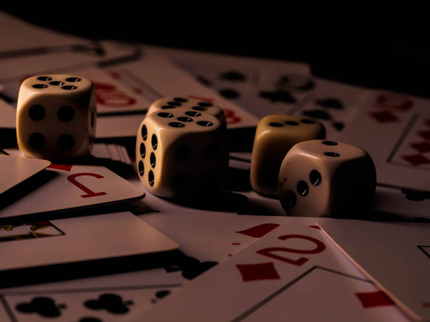 Kostky a hrací karty, černé pozadí - Fotografie, Obrázek