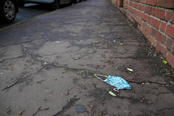 Cardiff, Gales - 3 de febrero de 2021: Una mascarilla desechada en la calle - Foto, imagen