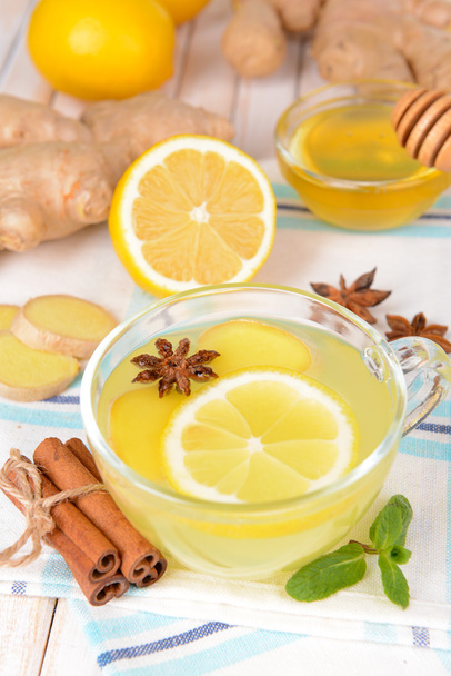 Chá de gengibre saudável com limão e mel na mesa close-up
 - Foto, Imagem