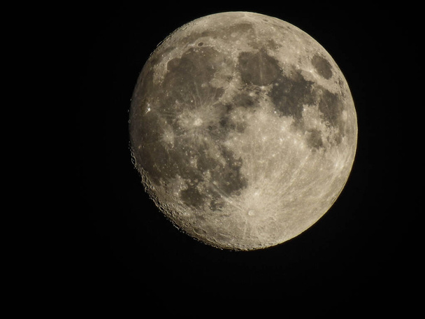 Lua da Terra brilhando em fundo preto - Foto, Imagem