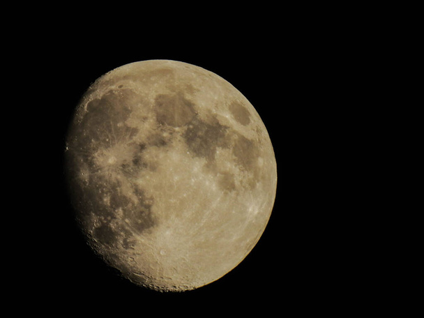 Luna della Terra incandescente su sfondo nero - Foto, immagini