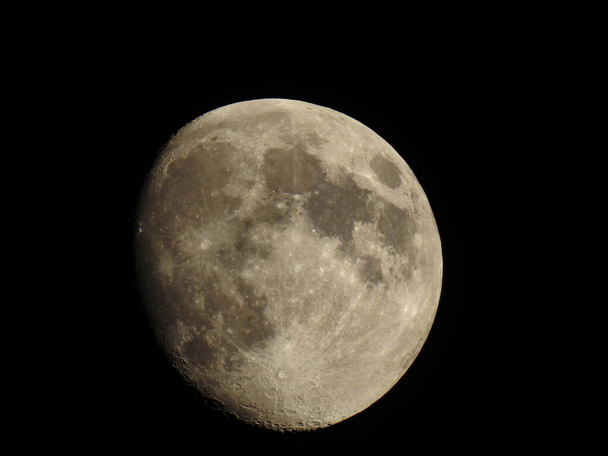Der Mond der Erde leuchtet auf schwarzem Hintergrund - Foto, Bild