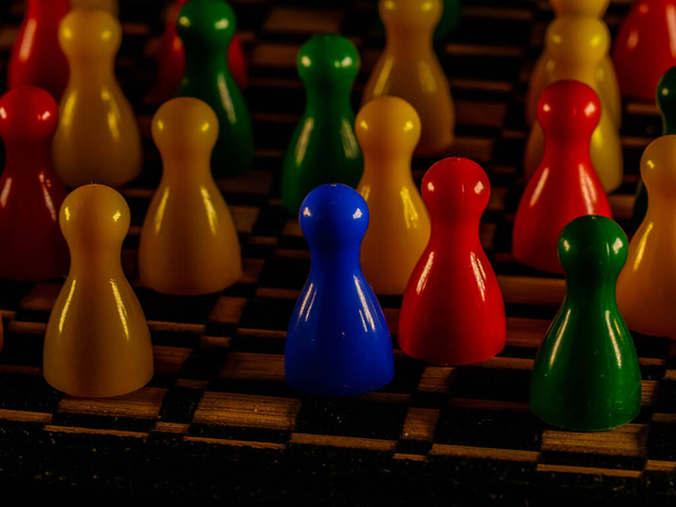 Figuras coloridas para ludo familia juego de mesa aislado - Foto, imagen
