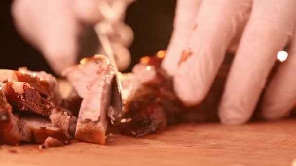 Prosessi viipaloimalla herkullista paahtopaistia lihafilee veitsellä puulaudalla  - Materiaali, video