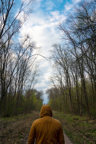 άνθρωπος στο δάσος, άνθρωποι και φύση, άνθρωπος μόνος στο δάσος, άνθρωπος που περπατά στο δασικό δρόμο, δρόμος της ζωής - Φωτογραφία, εικόνα