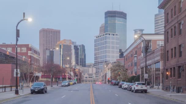 Una toma de la hora azul de Harmon Place Street Traffic en el centro de Minneapolis 4K UHD Timelapse - Metraje, vídeo