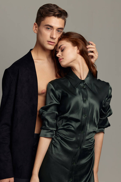 roztomilý muž a žena stojící spolu vztah elegantní styl izolované pozadí - Fotografie, Obrázek