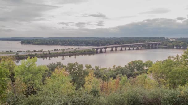 Széles látószögű hosszú expozíció Timelapse Shot of Traffic Trails Átkelés az I94 Hudson hídon a St. Croix folyó felett Minnesota és Wisconsin 4k UHD - Felvétel, videó