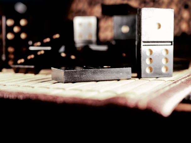 Dominos vintage noirs sur fond bois, mise au point sélective. WB photo. - Photo, image