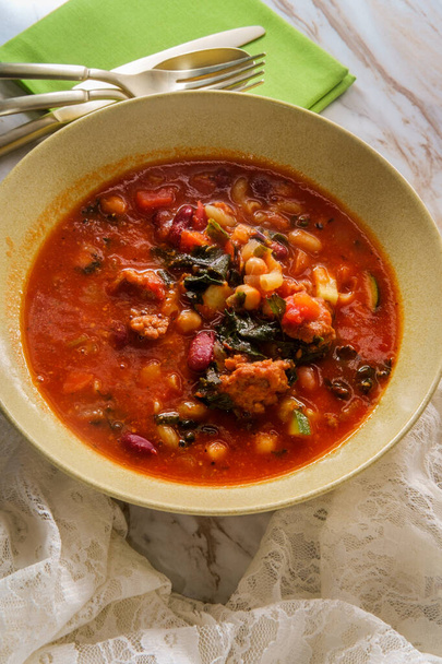 Сердечный итальянский минестронский суп с сосисками из каватаппи и овощами - Фото, изображение
